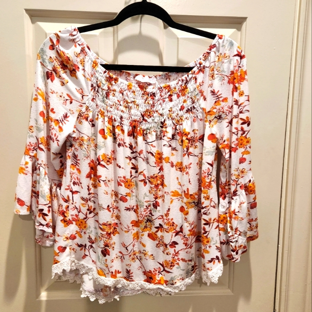 Boho style off the shoulder flowered top. Size: Small